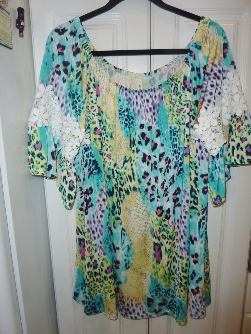 NWT Coco Kelly Multicolor Tunic With Belle Sleeves White Lace Daisies 3X